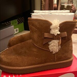 Koolaburra Chestnut Suede Ankle Boots sz 4 Girls Kids